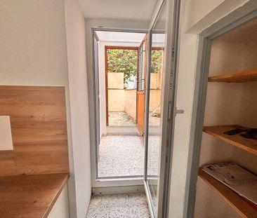 NIMES- MAGNIFIQUE MAISON DE VILLE T3 DE 60 M2 AVEC COUR , - Photo 2