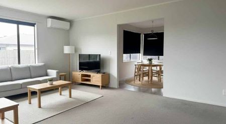 Spacious 3-Bedroom Home with Sleepout – Conven... - Photo 3