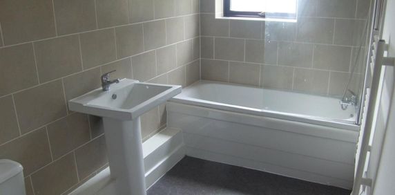 Moore, Woodlands Village, Off Manygates Lane - Photo 2