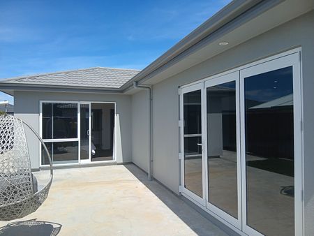 Meech Way, Frimley - Photo 4