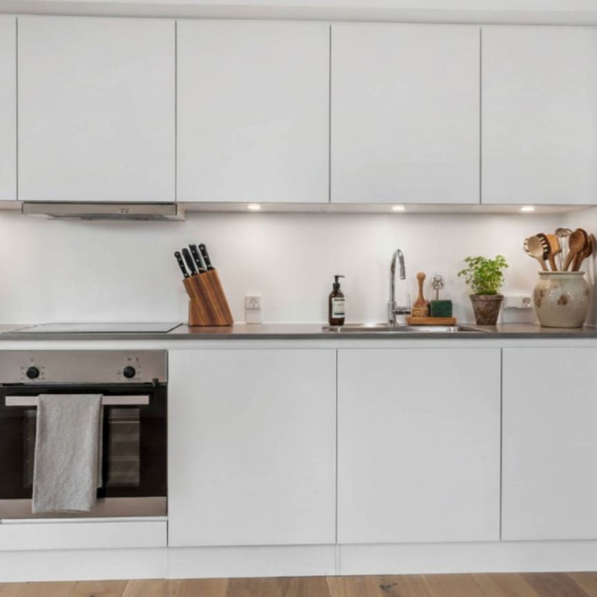 Skøn 2-værelses lejlighed med altan og stort soveværelse - Photo 1