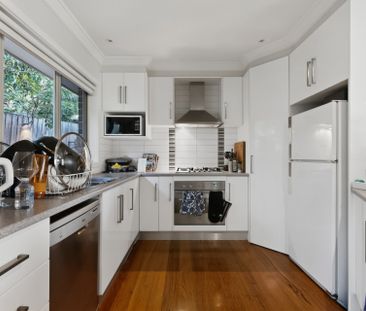 Spacious Family Townhouse - Photo 5