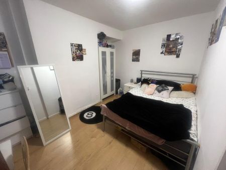 4 bedroom end of terrace house to rent - Photo 3