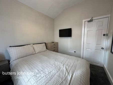 1 bedroom in a house share to rent - Photo 2