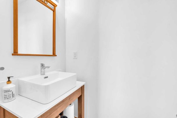 For Lease - 18 John Greene Lane, Richmond Hill, Ontario - Photo 1