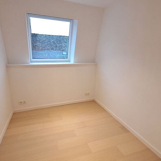 Halfopen woning met 3 slaapkamers, dubbele garage en zongerichte tuin in Poperinge (EPC B). - Photo 1