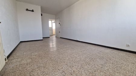 Marignane à louer les Perrussons type 3 avec cave en 4 em étage sans ascenseur, - Photo 2