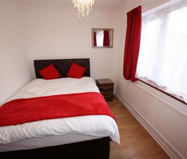 1 bedroom in a house share to rent - Photo 2