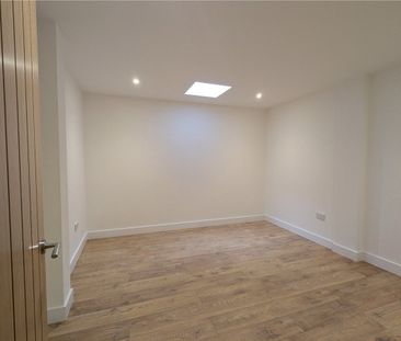 Spacious One-Bedroom Apartment with Versatile Additional Reception ... - Photo 3