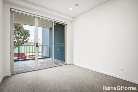 Split Level Apartment With Large Courtyard - Photo 3