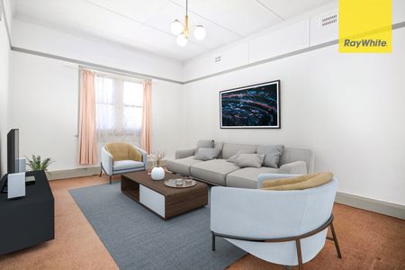 SPACIOUS HOME ON THE HIGH SIDE - Photo 4