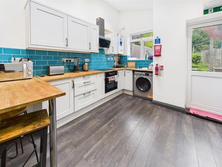 1 bedroom in a house share to rent - Photo 3