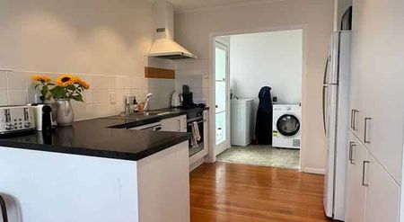 Sun filled, renovated, 3 bedroom family home - Photo 2