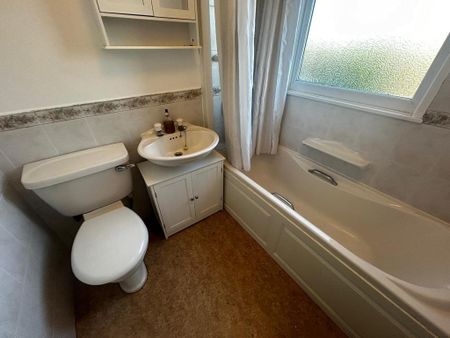 3 bedroom semi-detached house to rent - Photo 4