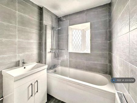1 bedroom in a house share to rent - Photo 2