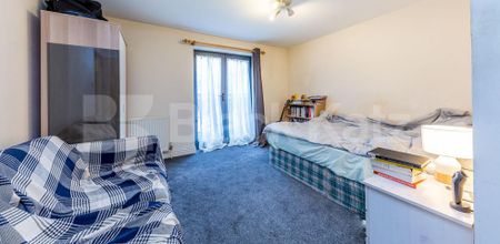 2 Bedroom, 2 bath, 1 reception Flat - Photo 5