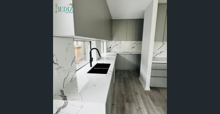 Spacious & Modern 4-Bedroom Family Home in Wollert !!! - Photo 2