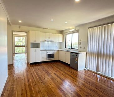 Spacious 3 Bedroom Home with Pet Friendly Yard !!! - Photo 5