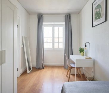 Room in a shared 6-bedroom apartment for rent in Lisbon, bills incl... - Photo 2