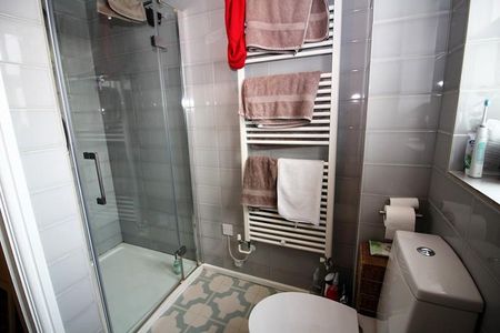 4 bedroom semi-detached house to rent - Photo 4