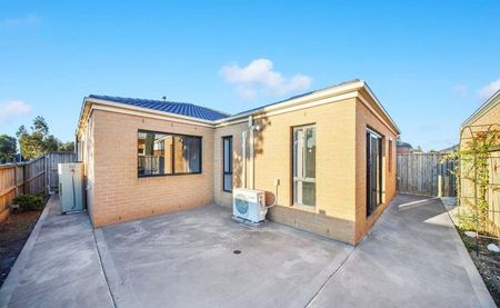 Charming 3-Bedroom Residence in Tarneit - Photo 4