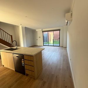 Beautiful Double Storey Townhome For Lease in Truganina - Photo 2