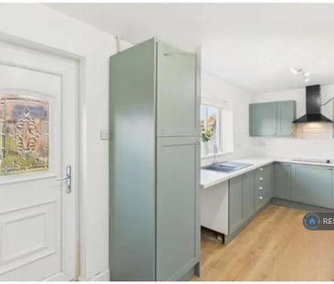 3 bedroom semi-detached house to rent - Photo 2