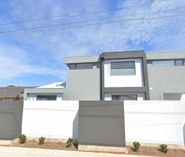 Look No Further ~ 2 Bedroom Townhouse ~ Prime Location! - Photo 3