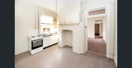 ART DECO TWO BEDROOM APARTMENT - Photo 4