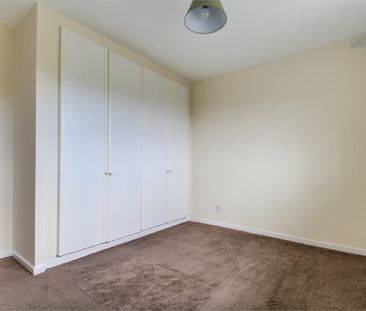 3 bed flat to rent in Knowles Close, West Drayton, UB7 - Photo 5