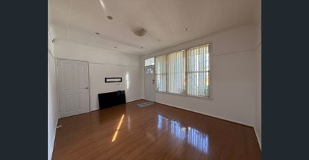 ✅ Freshly Painted & Ready! Sunny 3-Bed Home with Sunroom! - Photo 2