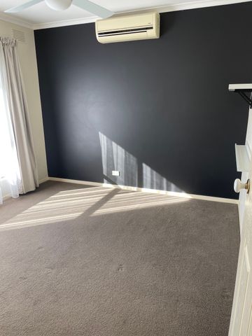 Cranbourne East - Photo 4