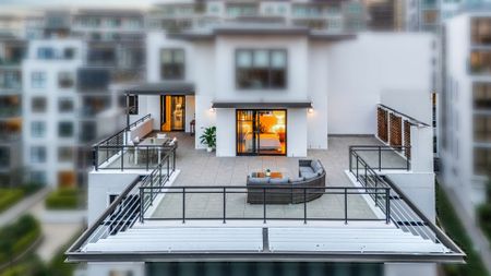 Whole floor sub-penthouse with panoramic water views - Photo 2