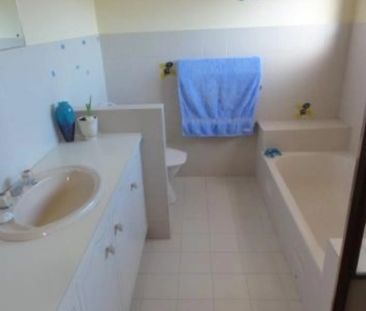 Spacious 2-Bedroom Townhouse Near the Lake - Photo 5