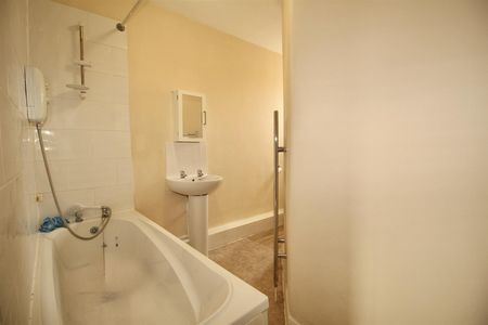 2 Bedroom Apartment - Above Shop To Let - Photo 5