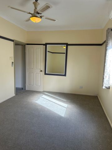 Newly renovated 3-bedroom family house with new carpet and Sunny decking in great location - Photo 5