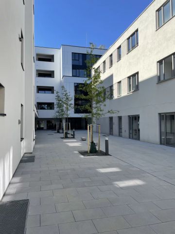 hochwertig ausgestattete 3-Zimmer-Wohnung mit möblierter Küche und großzügigem Balkon mit Blick auf die Pram - Photo 5