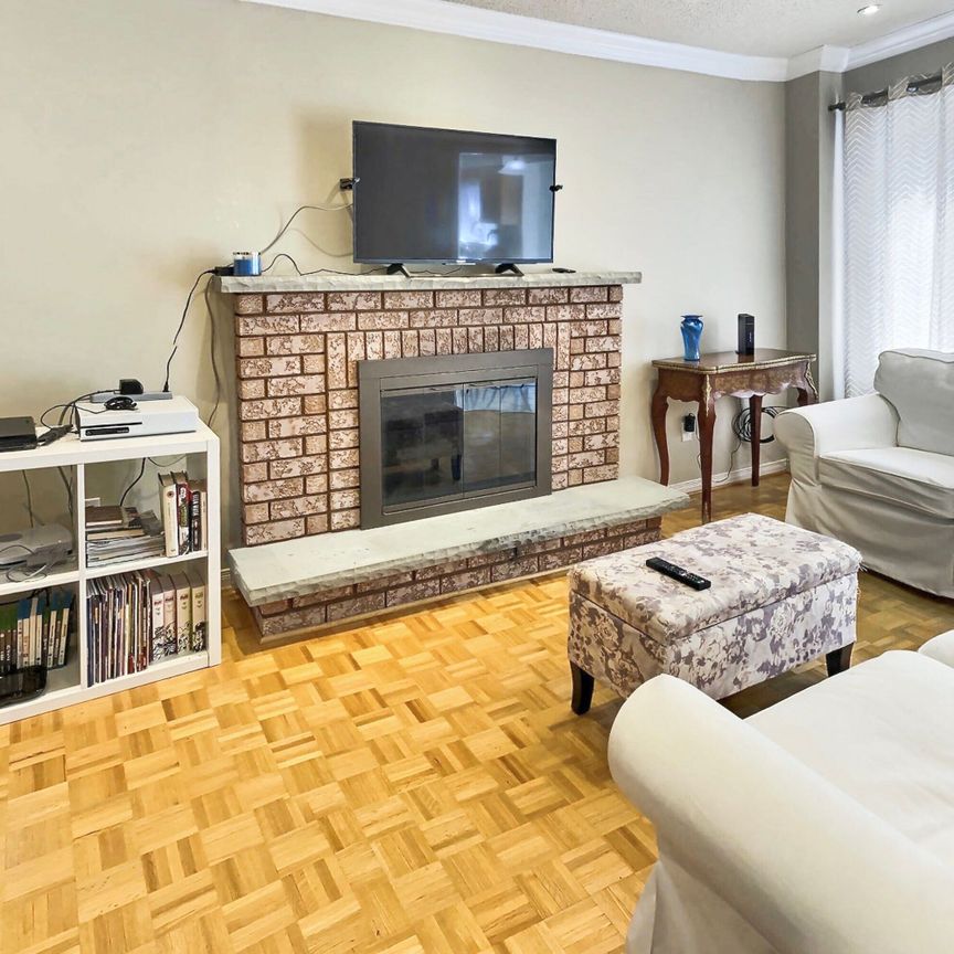 For Lease - 920 College Manor Drive, Newmarket, Ontario - Photo 1