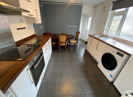 £900 PCM, Furnished One Bedroom Ground Floor Flat with Private Garden in Dogfield Street, Cathays, Cardiff, CF24 4QJ - Photo 5