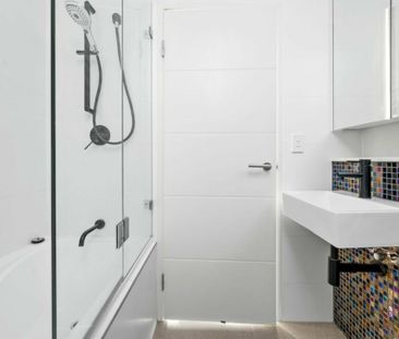 Modern Two Bedroom Apartment in Burwood Heights! - Photo 6