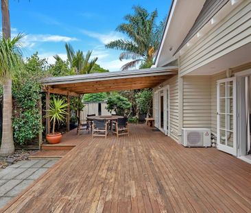 Modern Character - Photo 1