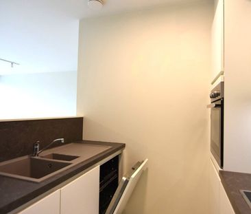 Lichtrijk 2-slpk appartement met privé parking nabij Rumbeke - Photo 1
