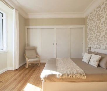 Room in a shared 10-bedroom apartment for rent in Lisbon - Photo 3