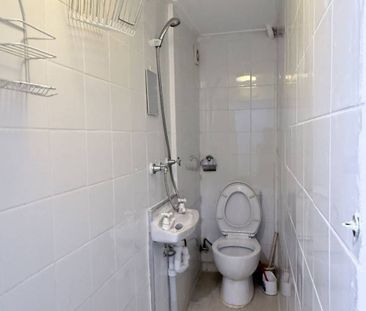 Renovated Spacious 2B2B on House Ground Floor Bills included - Photo 2