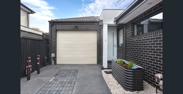 Stylish 2-Bedroom Villa in Prime Oak Park Location - Photo 1