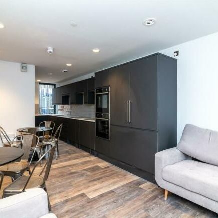 4 bedroom flat to rent - Photo 1