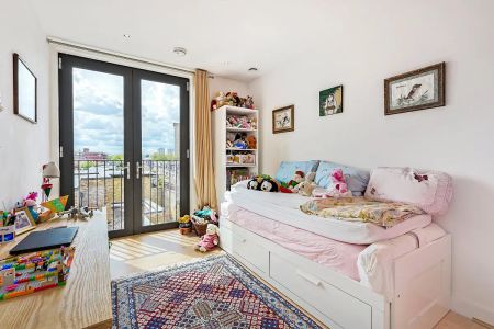 2 bedroom flat in London - Photo 5