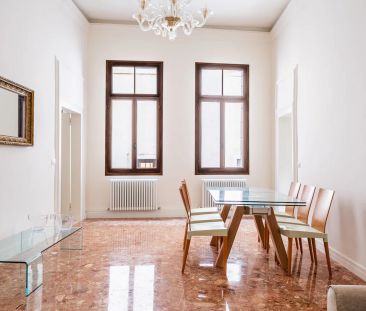 Eleganza contemporanea nel cuore di Venezia - Photo 1