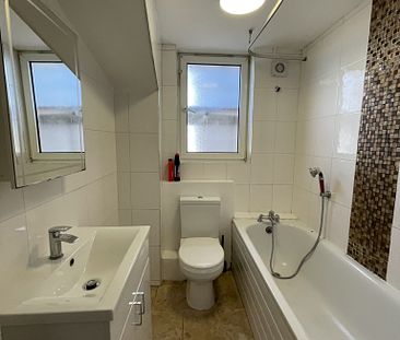 3 Bedroom Maisonette to Rent in East Ham E6, Close to Amenities - Photo 6