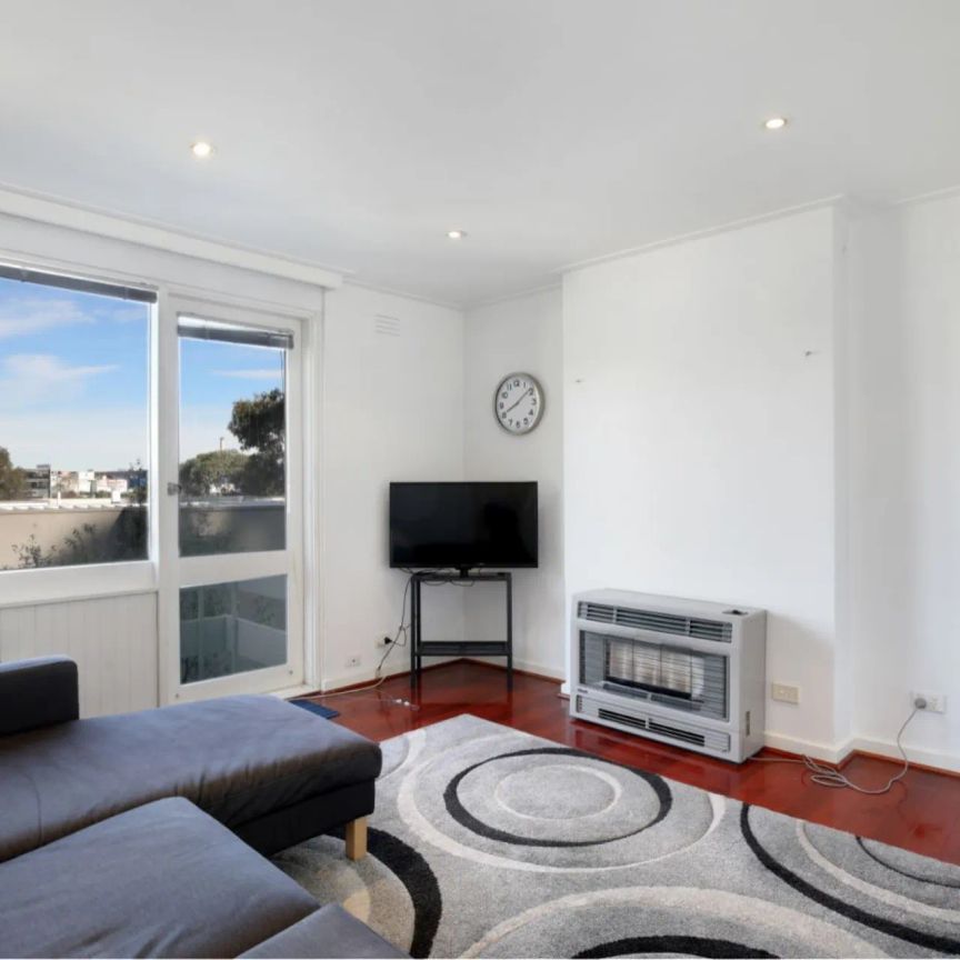 Top-Floor Living Near the Yarra in a Prime Hawthorn Pocket. First-Come-First-Served Scramble Parking! - Photo 1